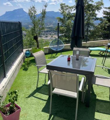 Saint-Alban-Leysse Apartment | Cozy Appartement Cocooning Amidst Lakes and Mountains