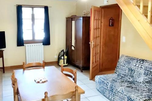 Mesnay Apartment | Cozy One-Bedroom Apartment with Balcony & Free WiFi