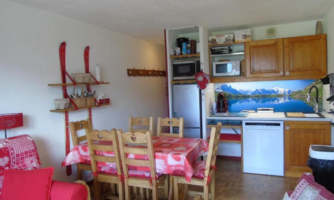 Valfrejus Apartment | Cozy 2-Room Apartment for 6, Near Ski Lifts & Shops
