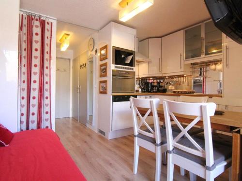 Eclose-Est Apartment | Cozy Apartment for 4-5 Guests at Alpe d'Huez with Balcony