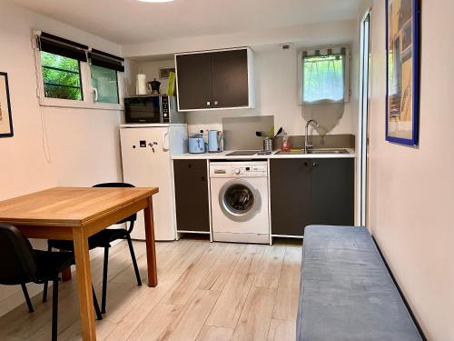 Meudon Apartment | Cozy Apartment with Garden: Pet & Child Friendly Retreat