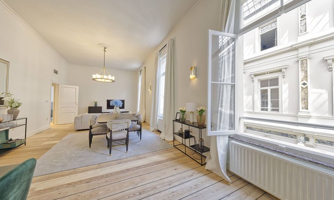 Ilot Sacre Apartment | Central Apartment with Spa and Family-Friendly Amenities
