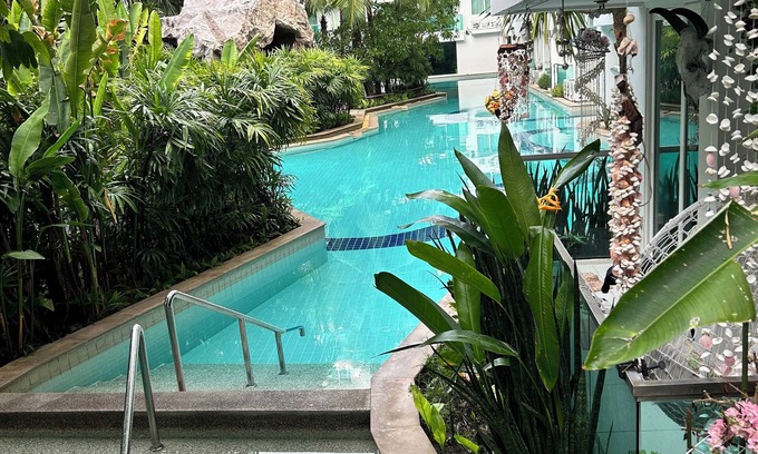 Nong Pla Lai Apartment | Serene Appartment with Tropical Pool Near the Beach