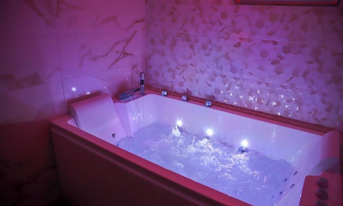 Saint-Laurent-sur-Saone Apartment | Indulgent Apartment with Sauna and Jacuzzi Retreat