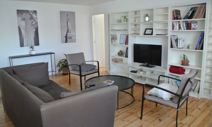 Villeboeuf - Fauriel - Vivaraize Apartment | Modern Apartment Near City Center with Spa & Kitchen