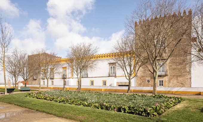 Evora Apartment | Discover Appartement Devant Temple Romain - Family Friendly Stay