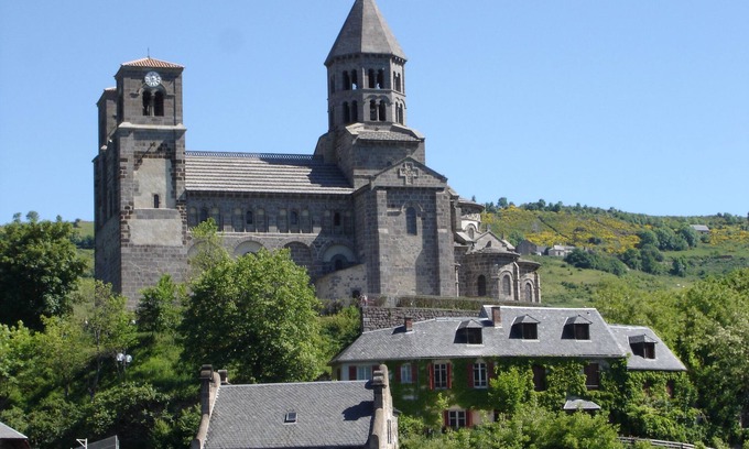 Saint-Nectaire Apartment | Pet-Friendly Duplex Apartment in Scenic Auvergne