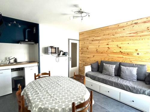 Saint-Jean-de-Monts Apartment | Beachfront Apartment in St Jean de Monts with Private Parking