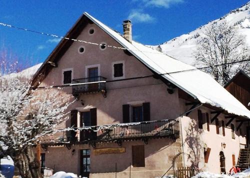Saint-Jean-d'Arves Apartment | Cozy Appartement Edelweiss: Ocean View Getaway in St Jean d'Arves