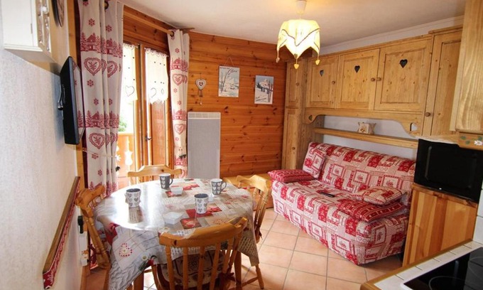 Les Saisies Apartment | Cozy Appartement en Forêt des Rennes II with Balcony