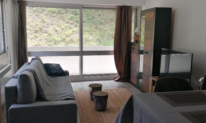 Kerfany-les-Pins Apartment | Cozy Beachfront Apartment with Family-Friendly Amenities