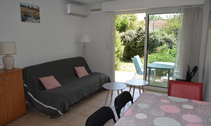 Frejus Plage Apartment | Cozy Ocean View Appartement F2 in Family-Friendly Setting