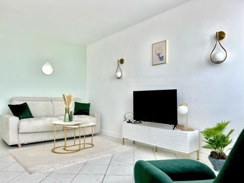 Argenteuil Apartment | Highly Rated Apartment Near Train Station & City Center