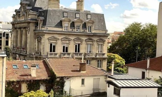 Le Kremlin-Bicetre Apartment | Relaxing Apartment with Spa, Breakfast & Family Amenities