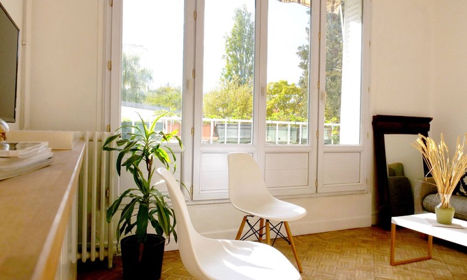 Le Kremlin-Bicetre Apartment | Designer Apartment: Cozy 3 Bedrooms with Spa & Hot Tub