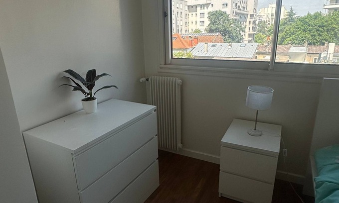 Le Kremlin-Bicetre Apartment | Modern Apartment Steps from Porte D'Italie with Spa Access
