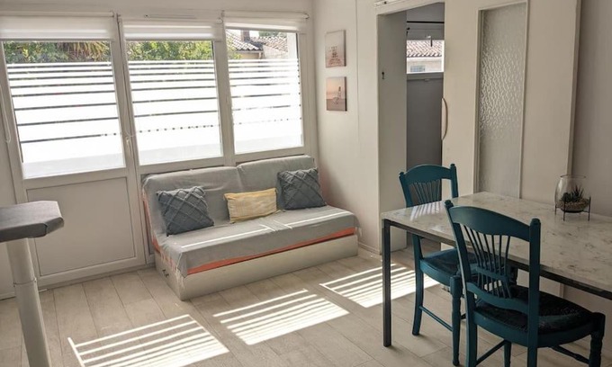 Meschers-sur-Gironde Apartment | Cozy Beachside Apartment with Ocean Views and Pet Friendly