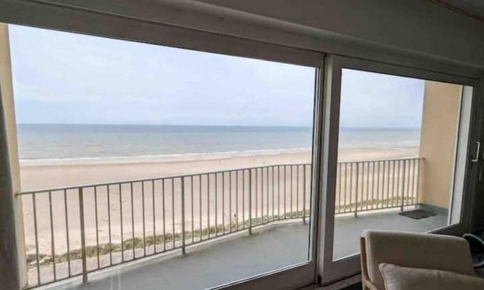 Hardelot-Plage Apartment | Oceanfront 2-Bedroom Apartment with Scenic Sea Views