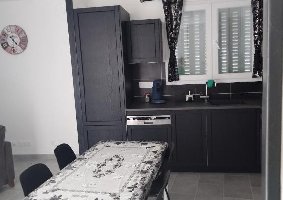Perignat-les-Sarlieve Apartment | Modern T2 Apartment: Pet & Child Friendly with 9.3 Rating