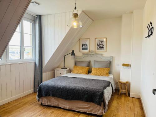 Port-en-Bessin-Huppain Apartment | Cozy Seaside Apartment with Child-Friendly Amenities