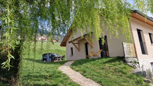 Saint-Martin-d'Uriage Apartment | Garden Apartment Retreat with Hot Tub & Family-Friendly Perks