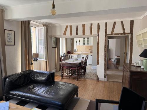 Saint-Pierre-d'Autils Apartment | Appartement 1er étage dans maison de maître