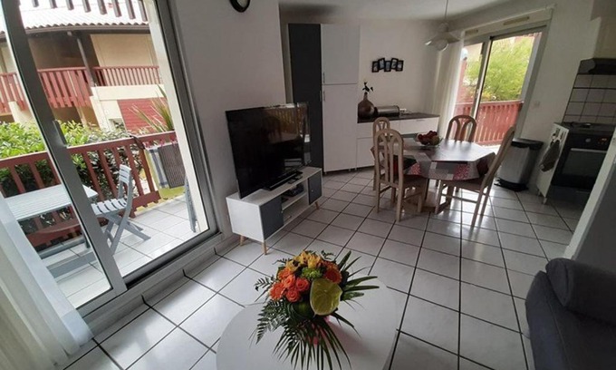Vieux-Boucau-les-Bains Apartment | Relaxing T2 Cabin Apartment with Pool in Vieux-Boucau