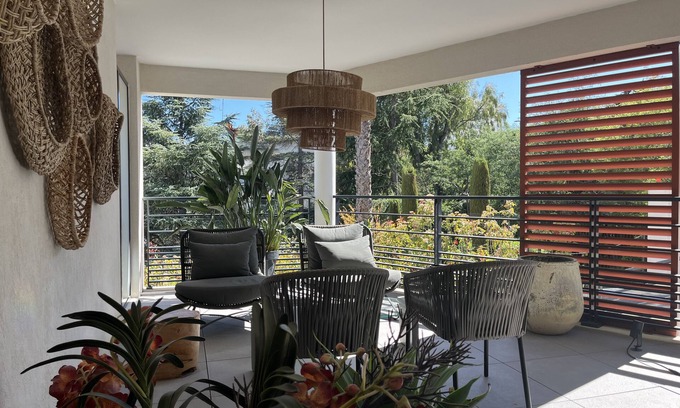 Riou - Petit Juas - Av de Grasse Apartment | Elegant Appartement Haut Standing with Pool Access