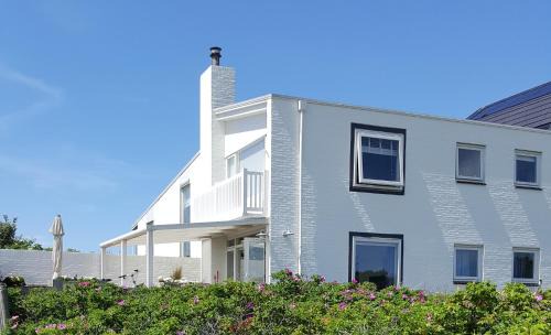 Bergen aan Zee Apartment | Discover Appartement Ideaal: Pet Friendly with Ocean Views
