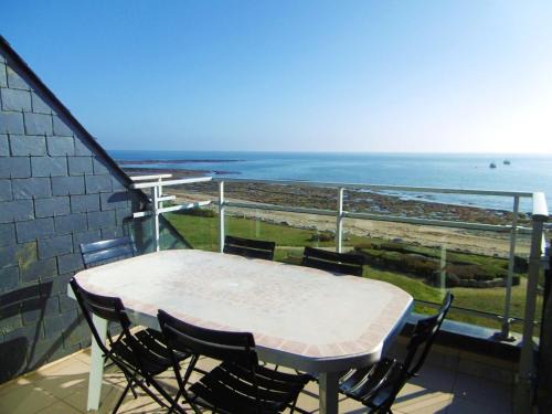 Saint-Jacques Apartment | Comfortable Appartement Iffic: Pet & Child Friendly Retreat