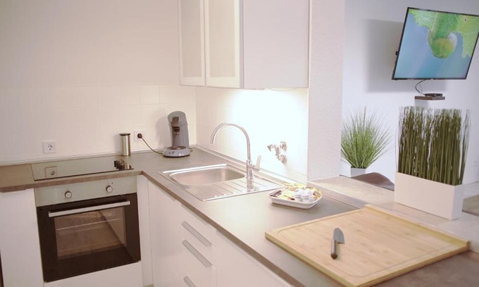 Region Hannover District Apartment | Central Langenhagen Apartment with Netflix & Garage Access