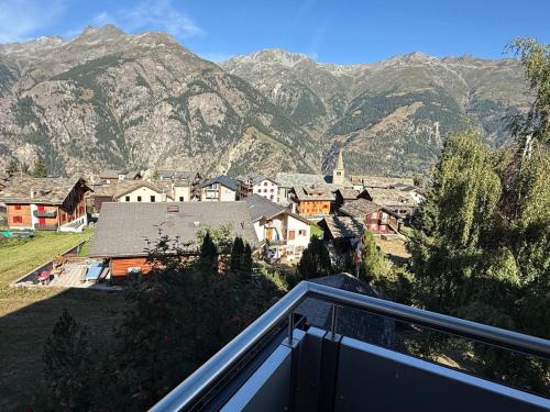 Graechen Apartment | Scenic Apartment at 1700m with Breathtaking Views