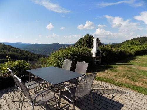 Schofweg Apartment | Cozy Apartment in Langfurth with Balcony for Families