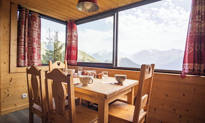 Eclose-Ouest Apartment | Scenic Apartment with Breathtaking Views in l'Alpe d'Huez