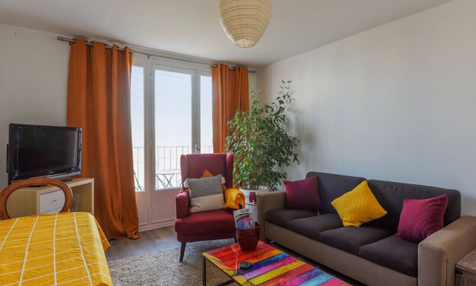 Clichy Apartment | Inviting Retreat with Balcony and Seine River Views