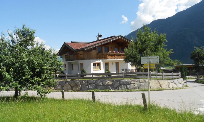 Ried im Zillertal Apartment | Guest Rated 10/10: Appartement Johannes with Pool & Kitchen