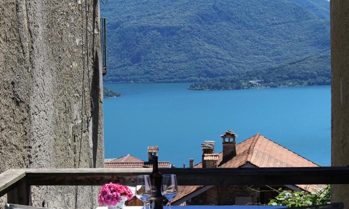 Vercana Apartment | Inviting Appartement La Nicchia Vercana with Ocean View