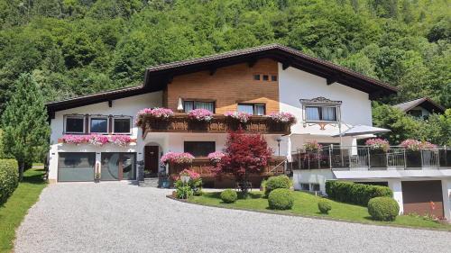 Gortipohl House | Family-Friendly Appartement Landhaus Einsiedler with Kitchen