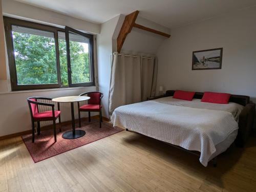 Equemauville Apartment | Tranquil Appartement Le Louis Dort - Family-Friendly Retreat