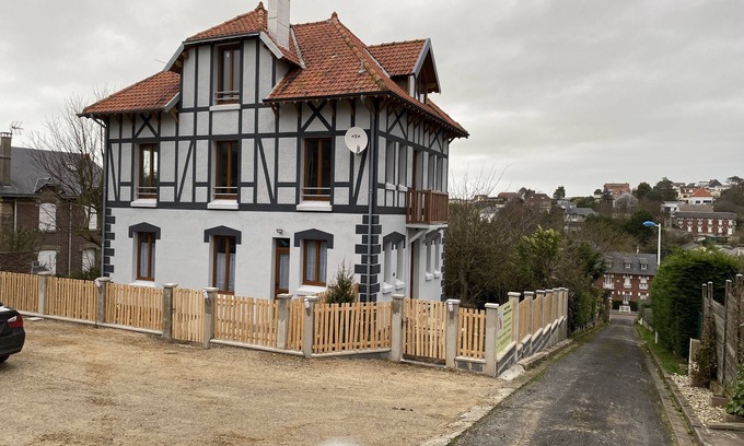 Mesnil-Val-Plage House | Family-Friendly Appartement les Goélands with Kitchen Facilities
