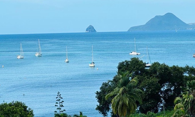 Sainte-Anne Apartment | Seaside Getaway at Appartement les pieds dans l’eau