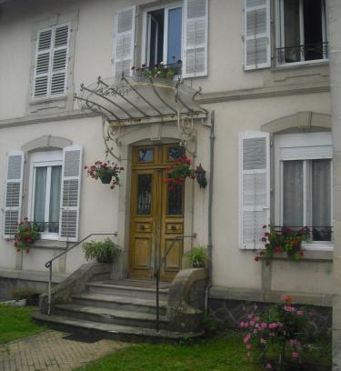Forges-les-Bains Apartment | Relaxing Getaway at Appartement Logis Balnéen with Spa