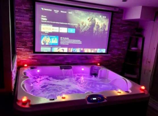 Toulouse West Apartment | Indulge in Appartement Love Room with Private Jacuzzi