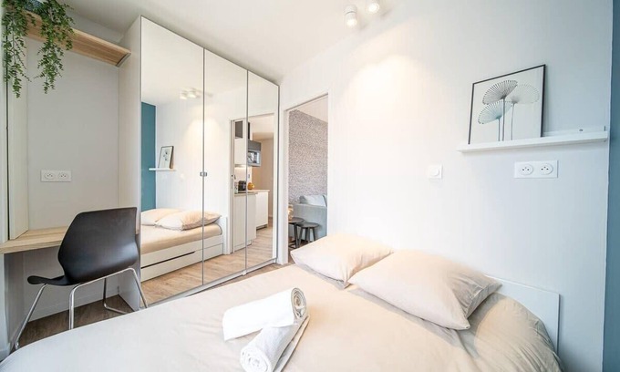 Bussiere - Cadiere Apartment | Convenient Appartement Lumière Near Oullins Metro in Lyon