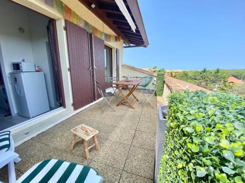 Le Penon Apartment | Bright Apartment Minutes from the Beach with Private Parking