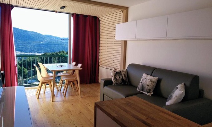 Les Angles Apartment | Lake View Apartment with Free Parking & Great Guest Rating