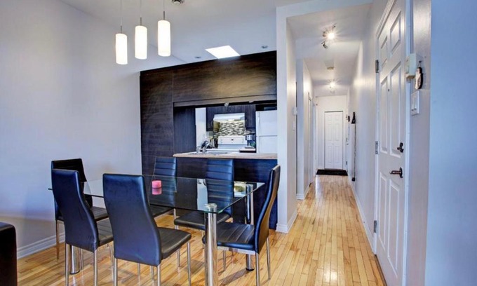 Quartier des Spectacles Apartment | Luxury Apartment with Family-Friendly Amenities Awaiting You