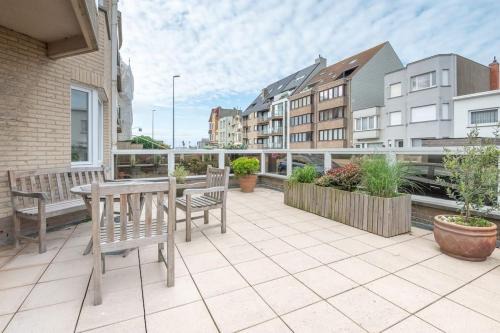 Raversijde Apartment | Seaside Apartment with Large Terrace, Family-Friendly Stay