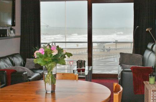 Raversijde Apartment | Oceanfront De Strandwandeling: 4-Star Family Retreat