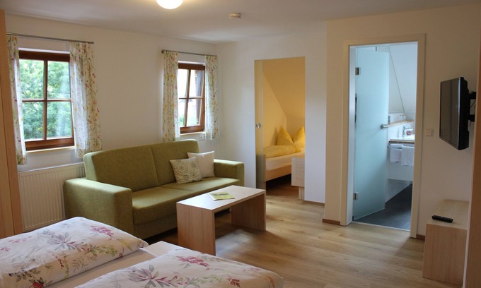 Busterbach Apartment | Ideal Family Retreat with Four-Bedroom Comfort & TV
